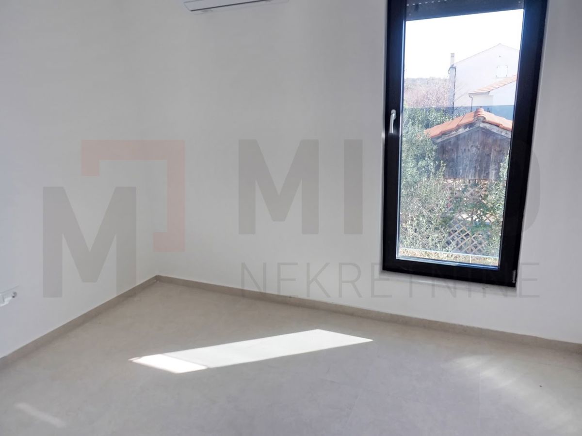 Omišalj, nov penthouse na atraktivni lokaciji 150m od plaže!