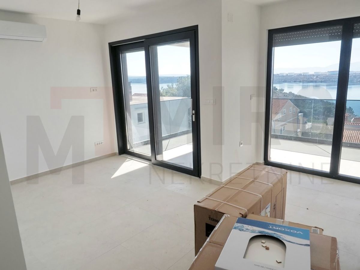 Omišalj, nov penthouse na atraktivni lokaciji 150m od plaže!