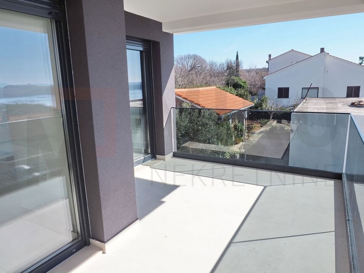 Omišalj, nov penthouse na atraktivni lokaciji 150m od plaže!