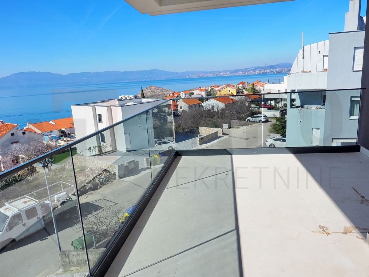 Omišalj, nov penthouse na atraktivni lokaciji 150m od plaže!