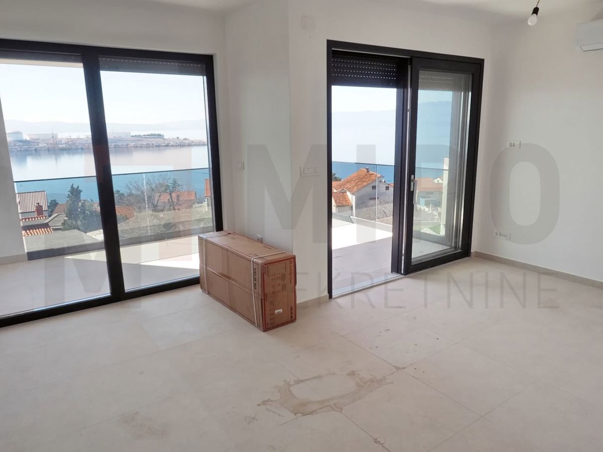 Omišalj, nov penthouse na atraktivni lokaciji 150m od plaže!