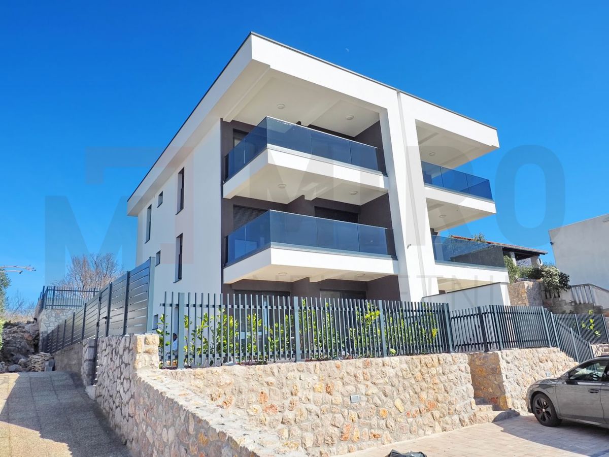 Omišalj, nov penthouse na atraktivni lokaciji 150m od plaže!