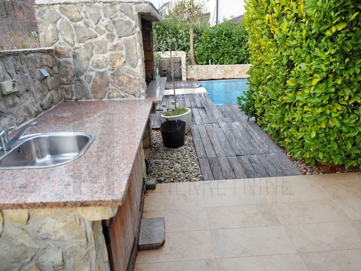 Malinska, dvoetažni apartma z bazenom in vrtom blizu morja, PRODAMO