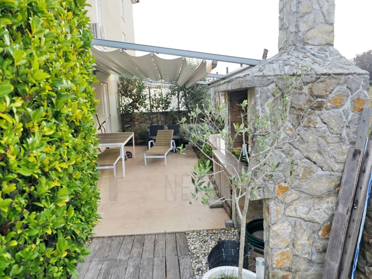 Malinska, dvoetažni apartma z bazenom in vrtom blizu morja, PRODAMO