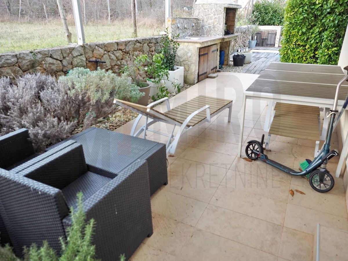Malinska, dvoetažni apartma z bazenom in vrtom blizu morja, PRODAMO
