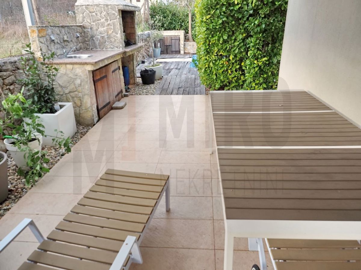 Malinska, dvoetažni apartma z bazenom in vrtom blizu morja, PRODAMO