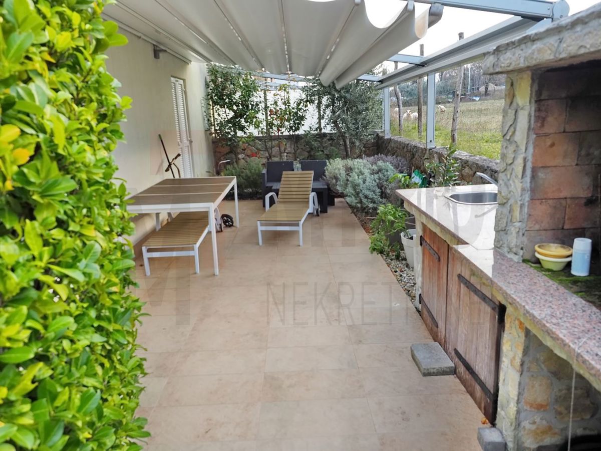 Malinska, dvoetažni apartma z bazenom in vrtom blizu morja, PRODAMO
