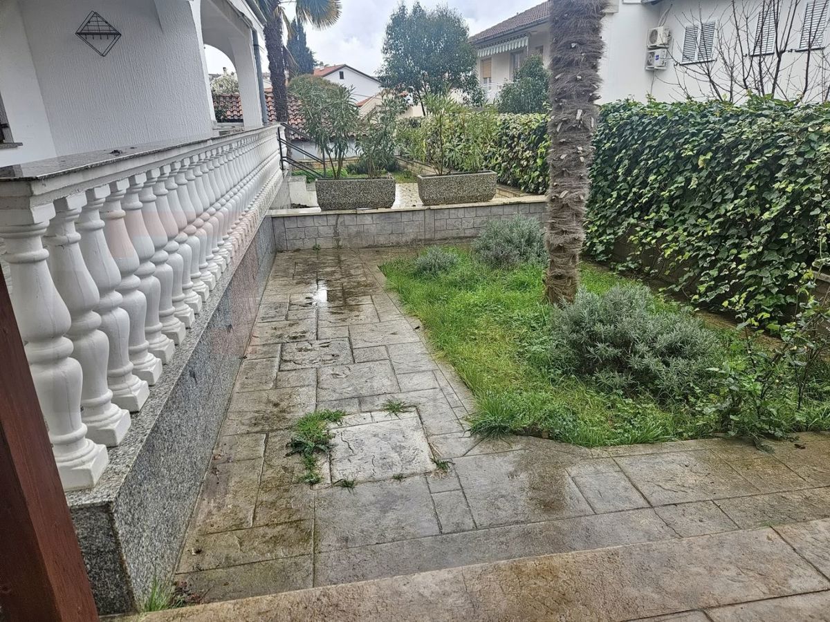 Malinska, opremljeno stanovanje z vrtom blizu centra!