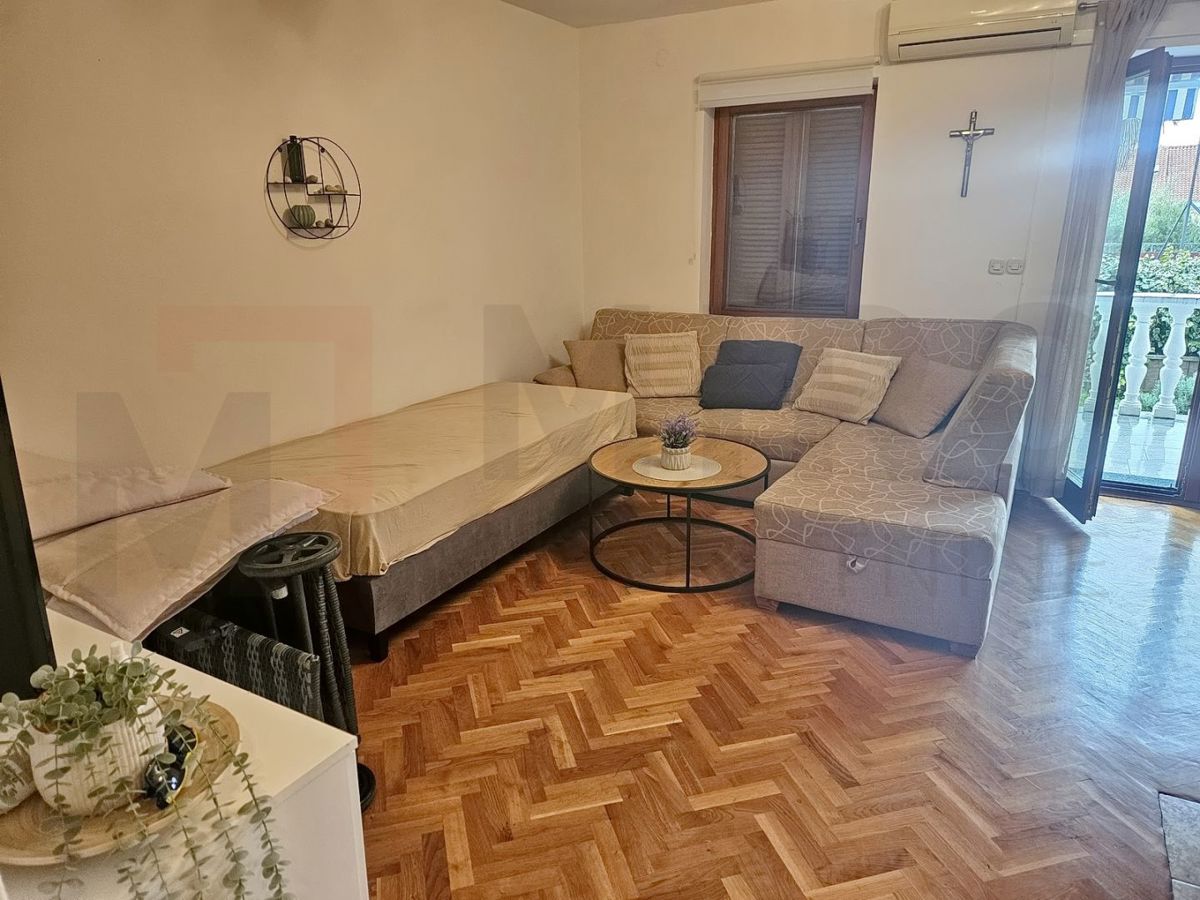 Malinska, opremljeno stanovanje z vrtom blizu centra!