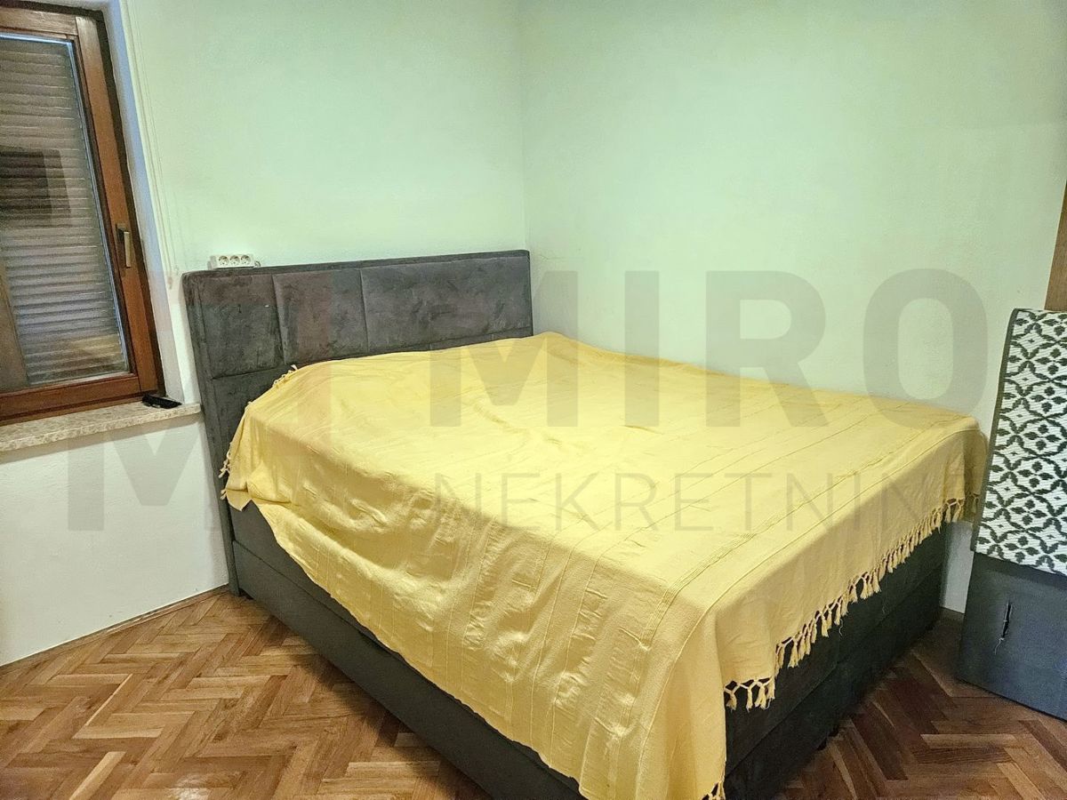 Malinska, opremljeno stanovanje z vrtom blizu centra!