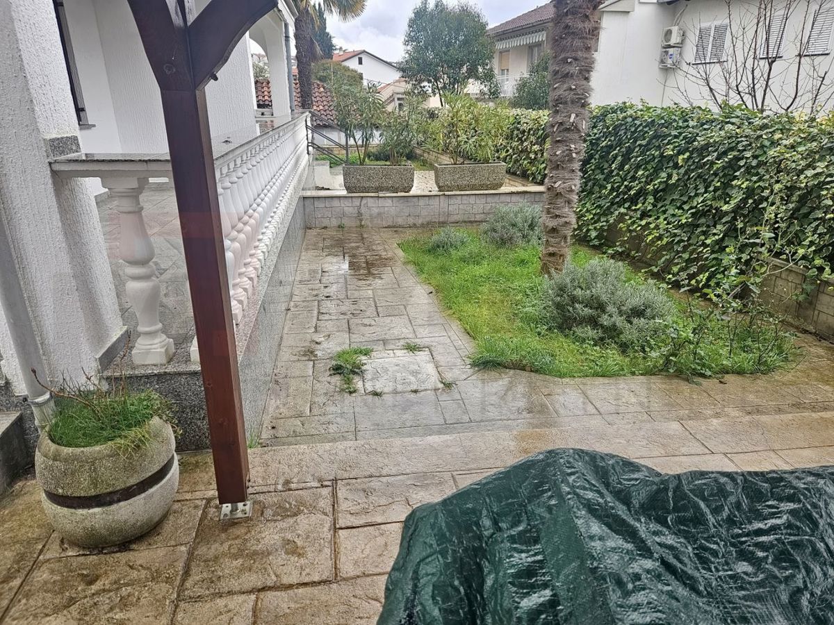 Malinska, opremljeno stanovanje z vrtom blizu centra!