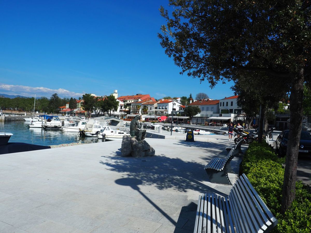 Njivice, gradbeno zemljišče s projektom in pogledom na morje!