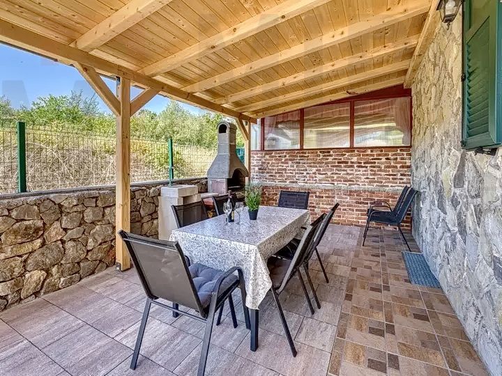 Uvala Soline, polsamostojna hiša z bazenom na mirni lokaciji!