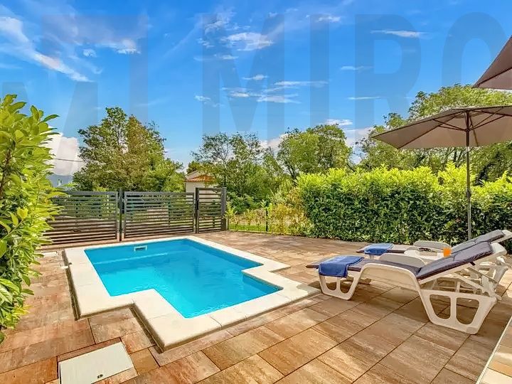 Uvala Soline, polsamostojna hiša z bazenom na mirni lokaciji!