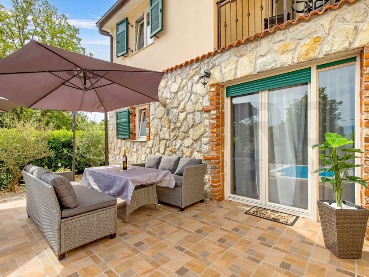 Uvala Soline, polsamostojna hiša z bazenom na mirni lokaciji!