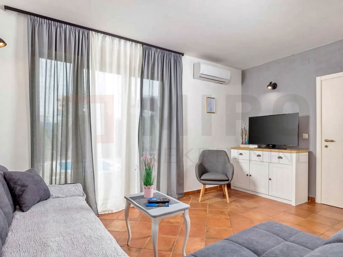 Uvala Soline, polsamostojna hiša z bazenom na mirni lokaciji!