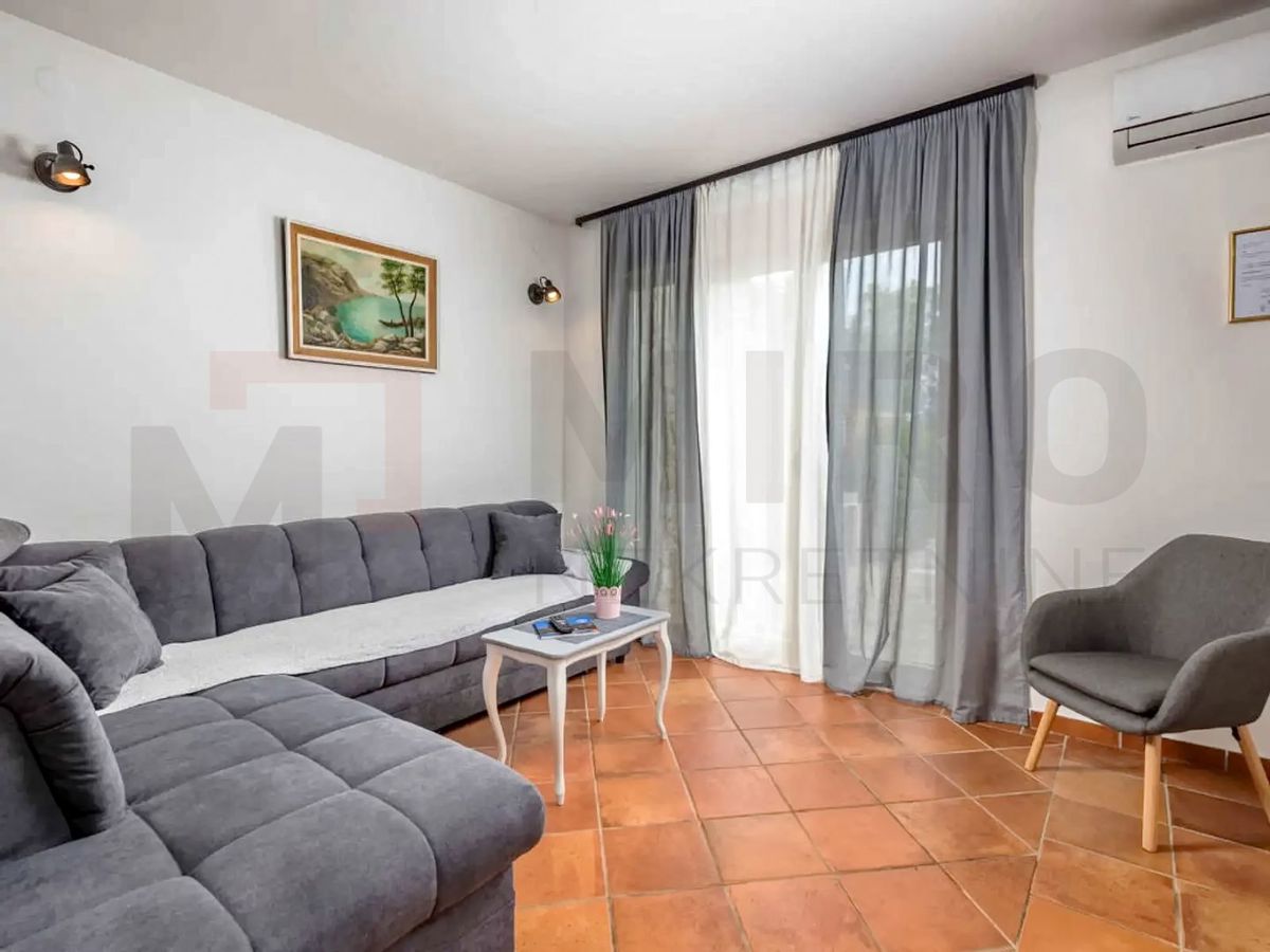 Uvala Soline, polsamostojna hiša z bazenom na mirni lokaciji!