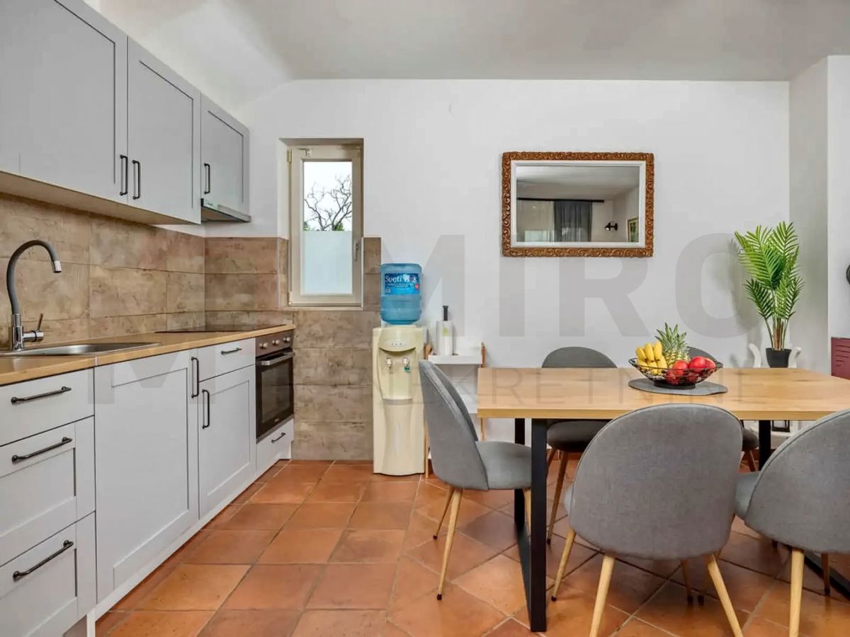 Uvala Soline, polsamostojna hiša z bazenom na mirni lokaciji!