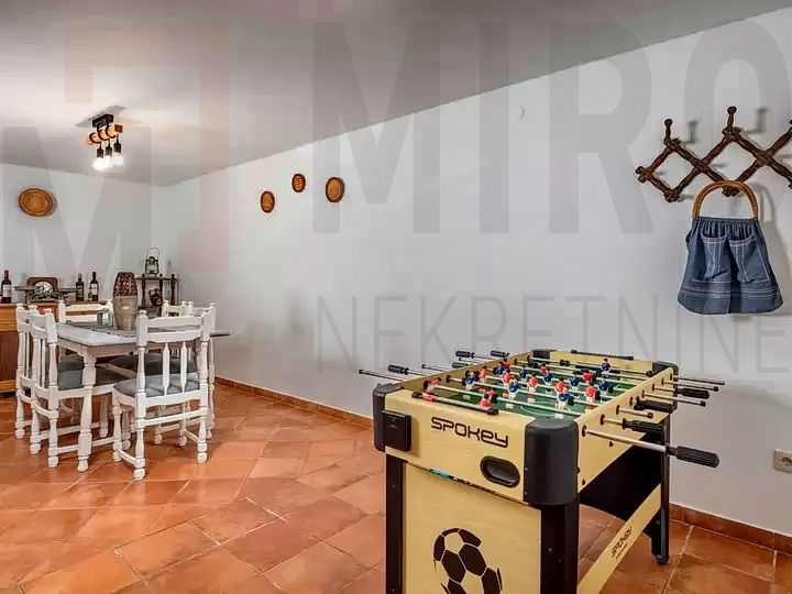 Uvala Soline, polsamostojna hiša z bazenom na mirni lokaciji!