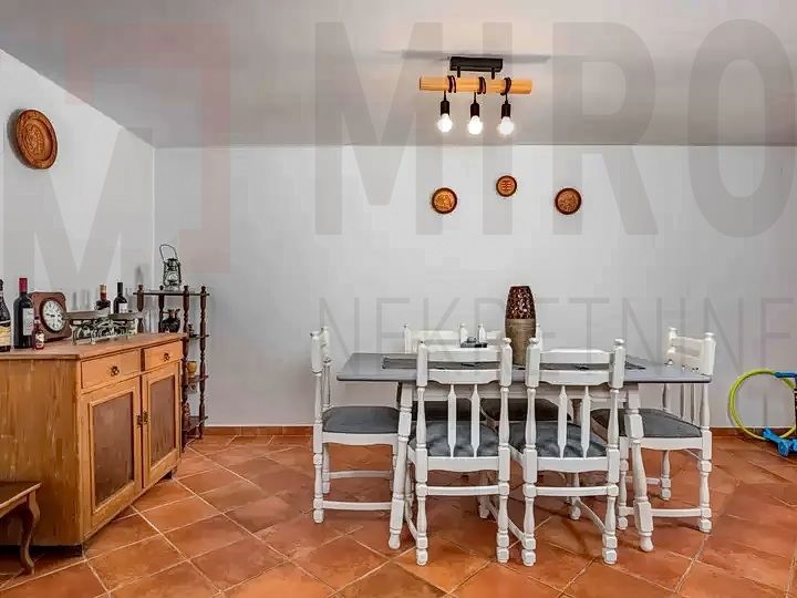 Uvala Soline, polsamostojna hiša z bazenom na mirni lokaciji!