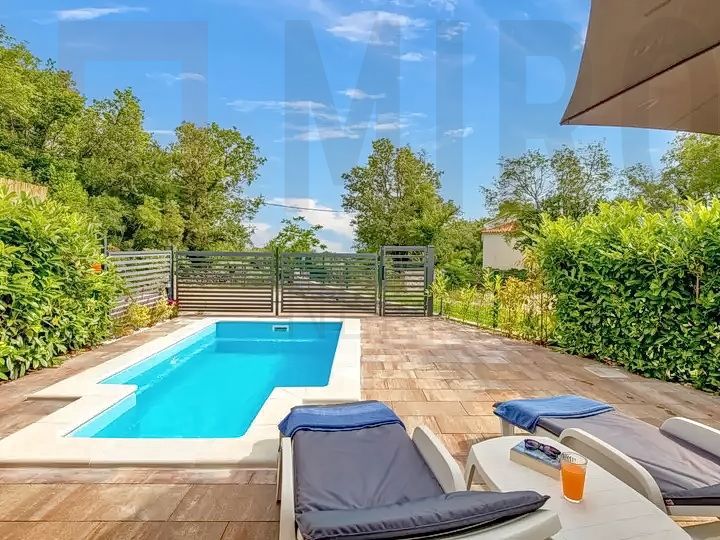 Uvala Soline, polsamostojna hiša z bazenom na mirni lokaciji!