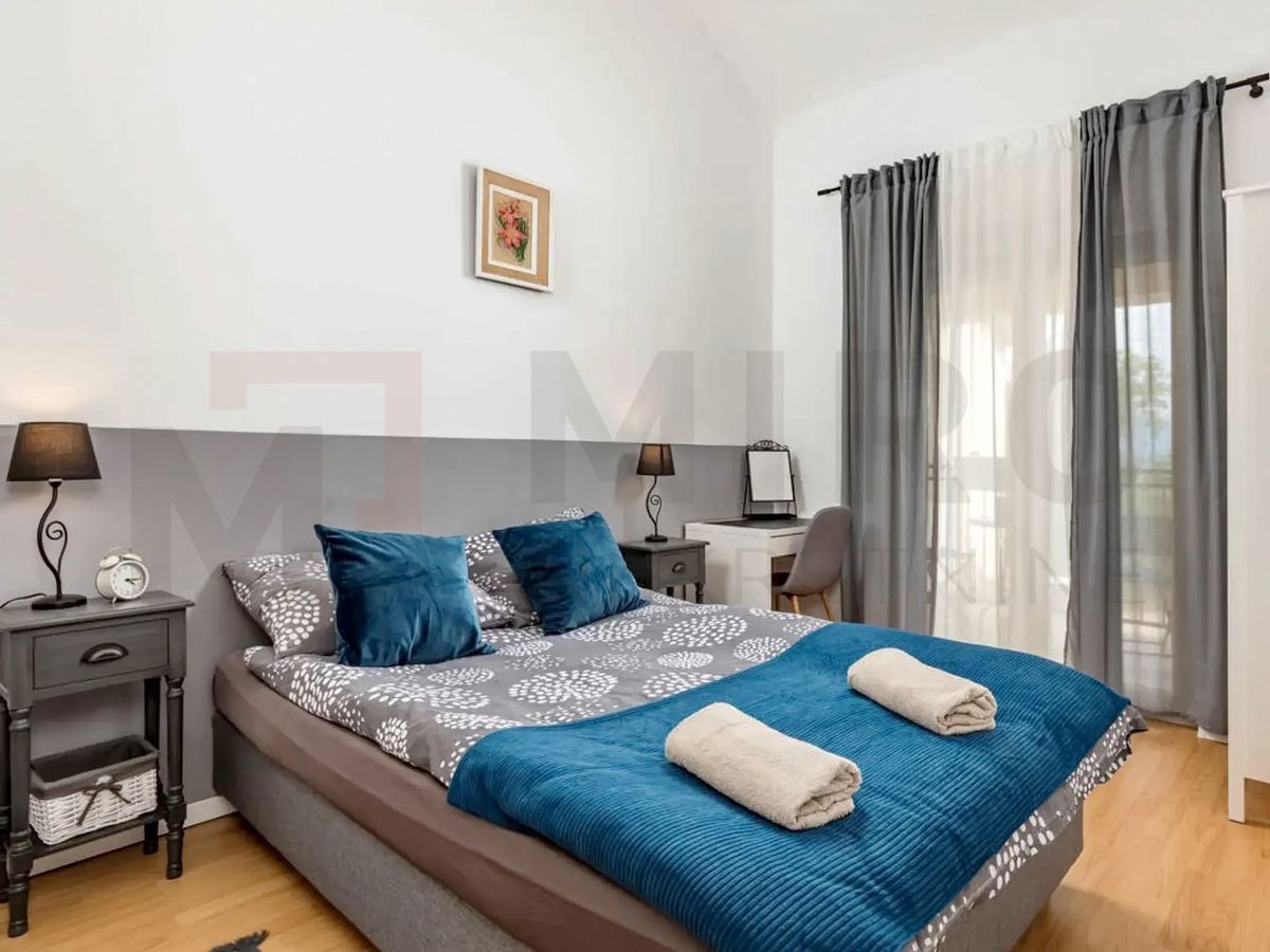 Uvala Soline, polsamostojna hiša z bazenom na mirni lokaciji!