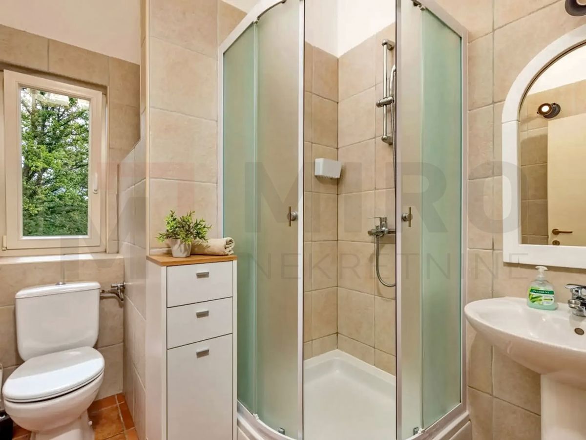 Uvala Soline, polsamostojna hiša z bazenom na mirni lokaciji!