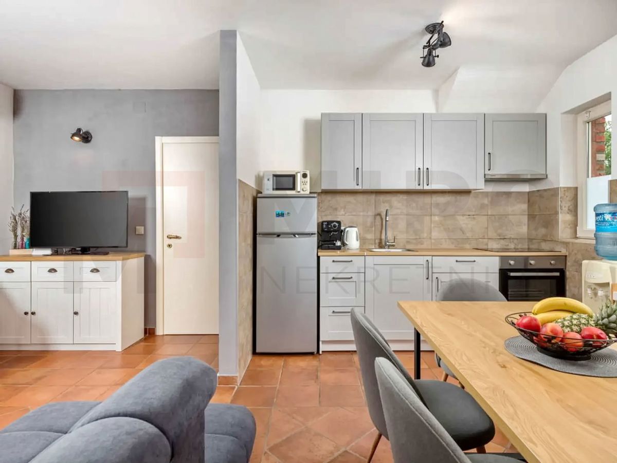 Uvala Soline, polsamostojna hiša z bazenom na mirni lokaciji!