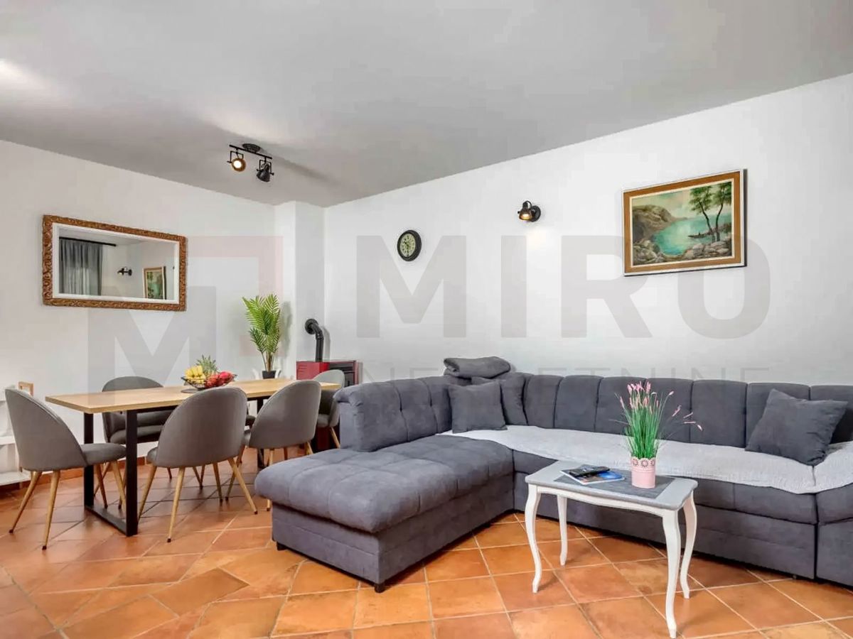 Uvala Soline, polsamostojna hiša z bazenom na mirni lokaciji!