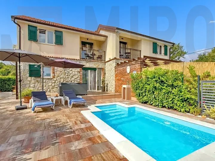 Uvala Soline, polsamostojna hiša z bazenom na mirni lokaciji!