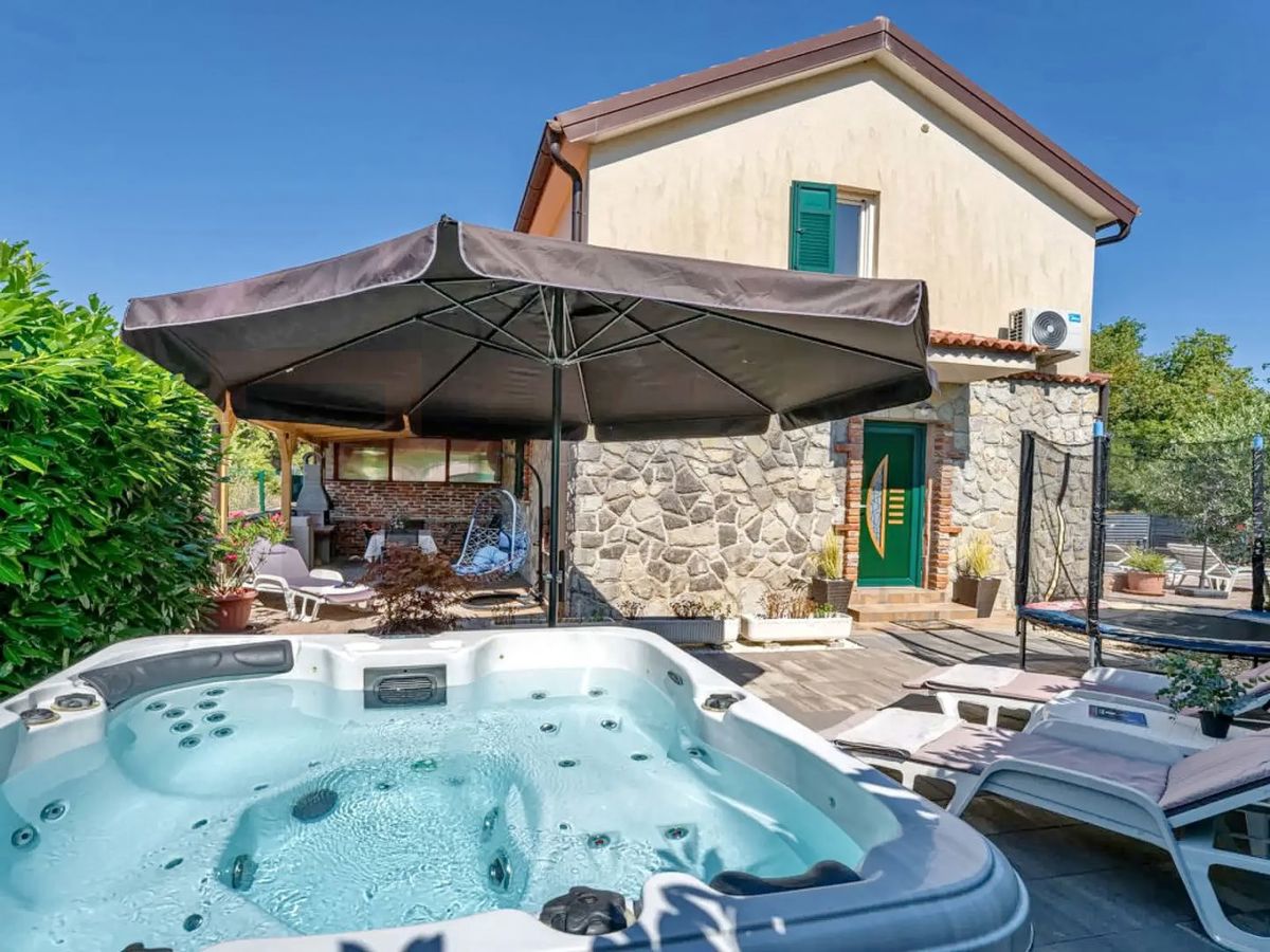 Uvala Soline, polsamostojna hiša z bazenom na mirni lokaciji!