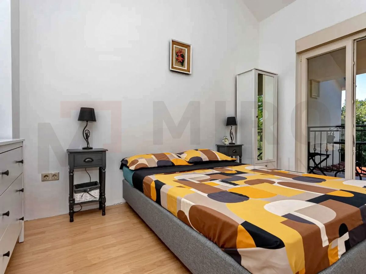 Uvala Soline, polsamostojna hiša z bazenom na mirni lokaciji!