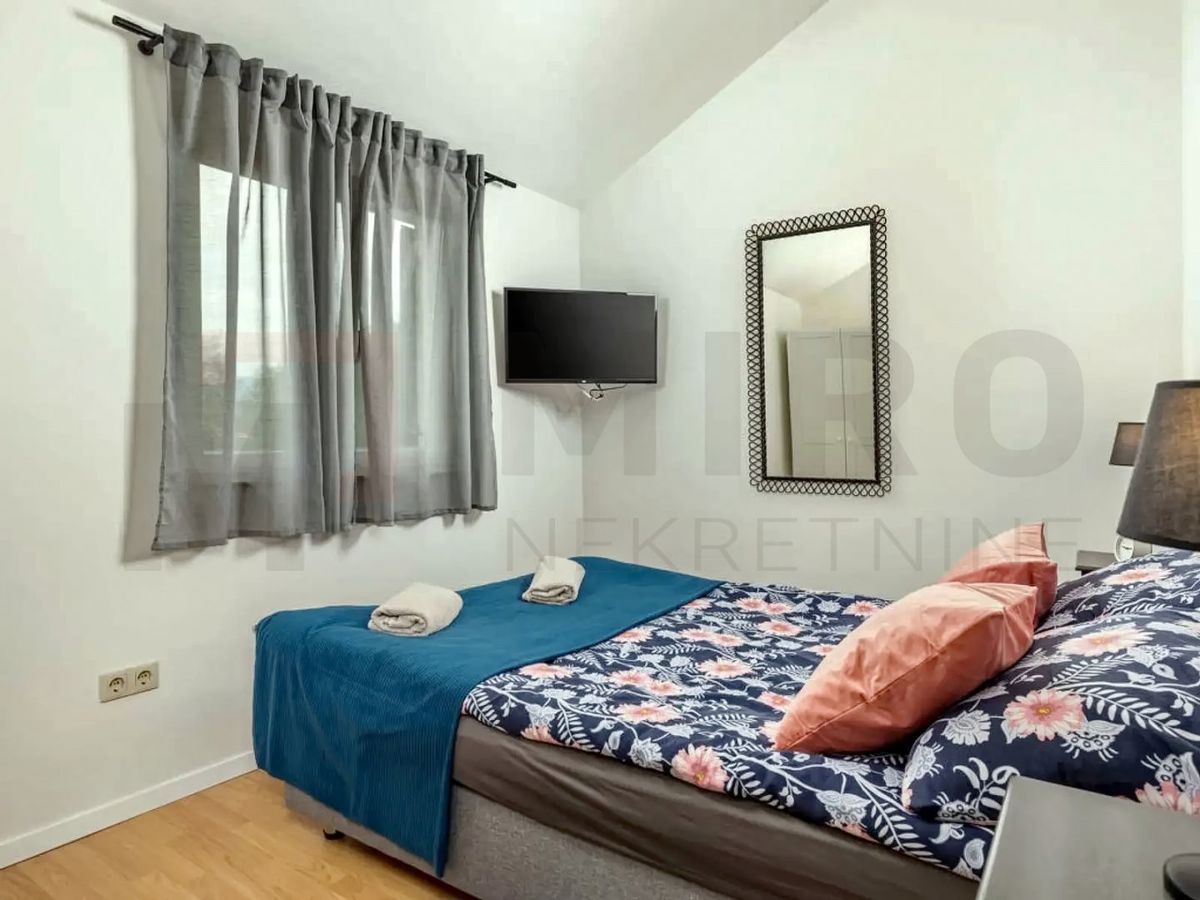 Uvala Soline, polsamostojna hiša z bazenom na mirni lokaciji!