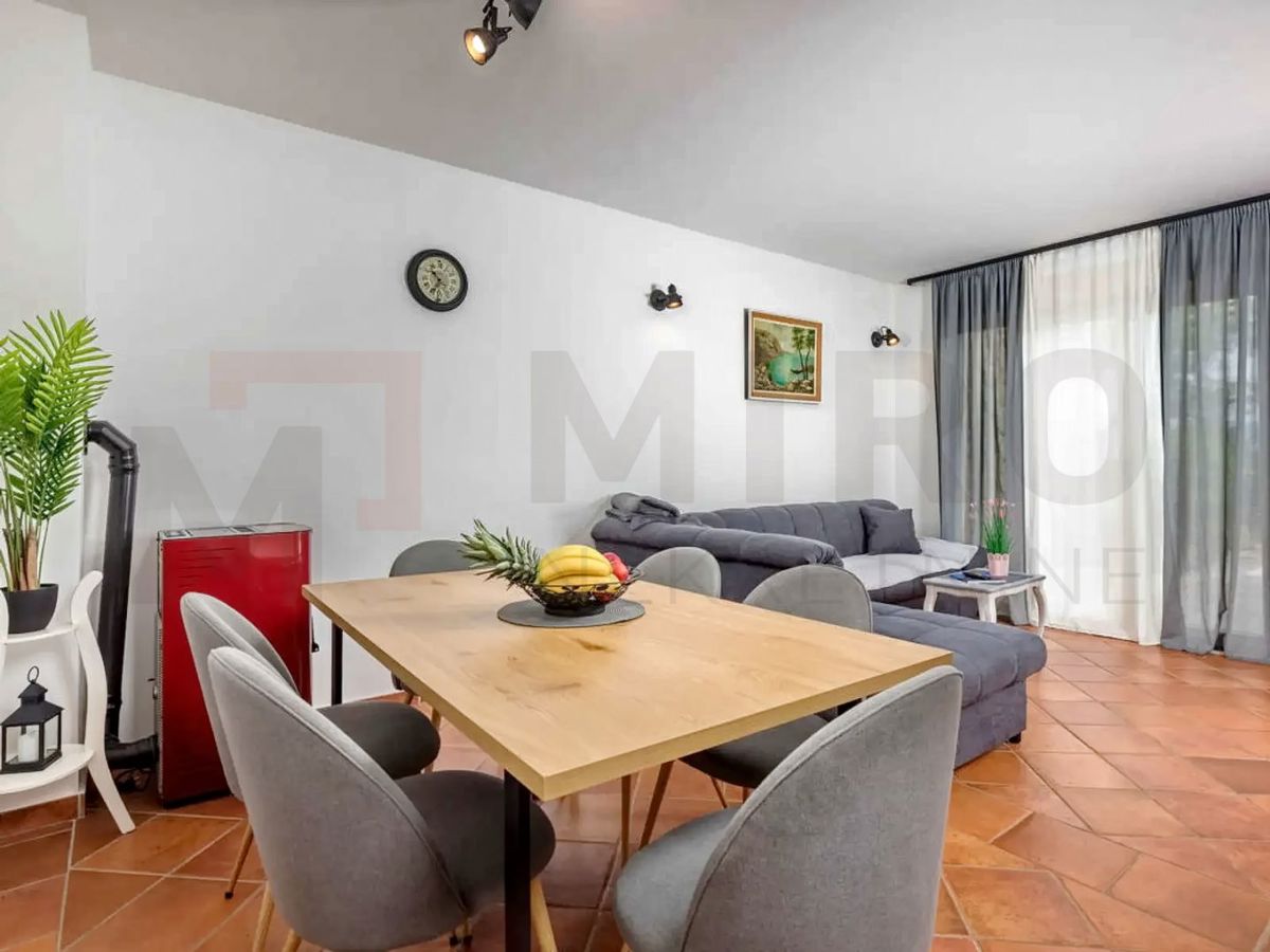 Uvala Soline, polsamostojna hiša z bazenom na mirni lokaciji!