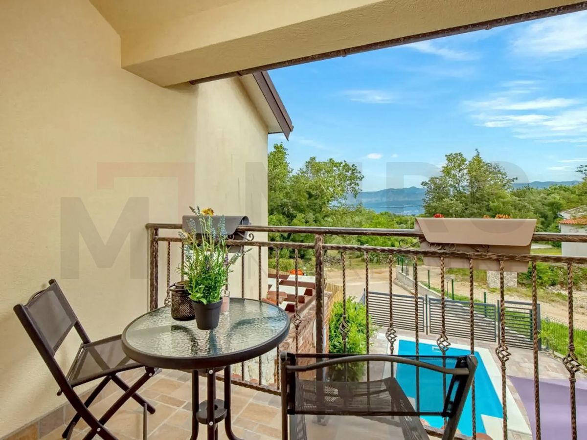 Uvala Soline, polsamostojna hiša z bazenom na mirni lokaciji!