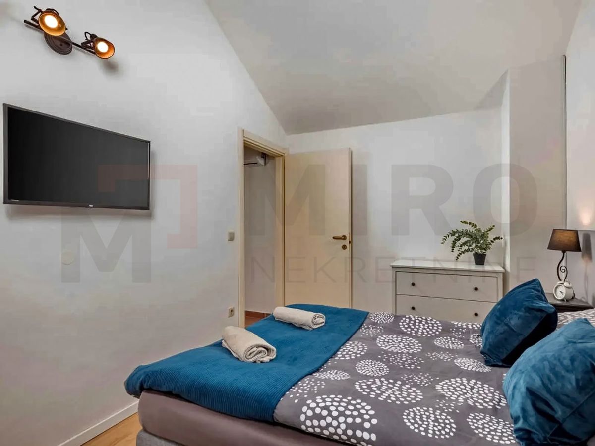 Uvala Soline, polsamostojna hiša z bazenom na mirni lokaciji!