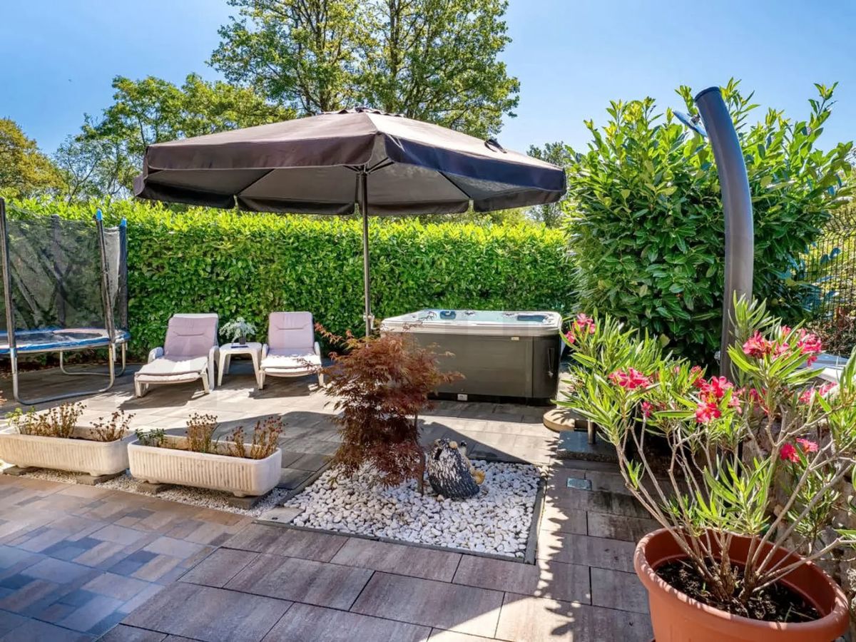 Uvala Soline, polsamostojna hiša z bazenom na mirni lokaciji!