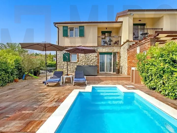 Uvala Soline, polsamostojna hiša z bazenom na mirni lokaciji!