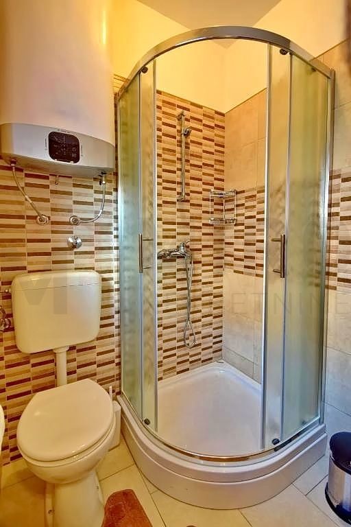 Malinska, hiša z dvema ločenima apartmajema, bazenom in razgledom!