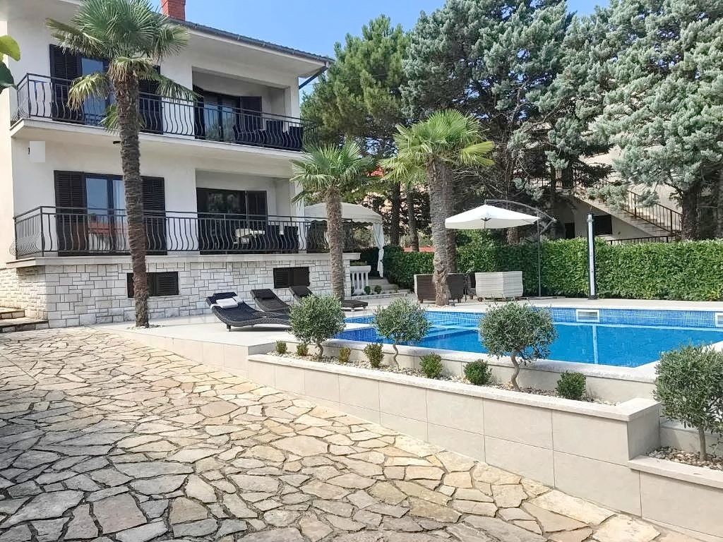 Malinska, hiša z dvema ločenima apartmajema, bazenom in razgledom!