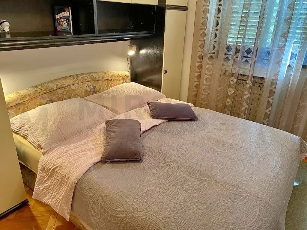 Malinska, hiša z dvema ločenima apartmajema, bazenom in razgledom!