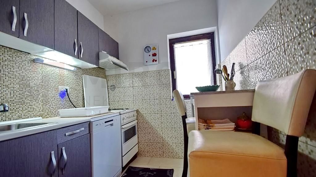 Malinska, hiša z dvema ločenima apartmajema, bazenom in razgledom!