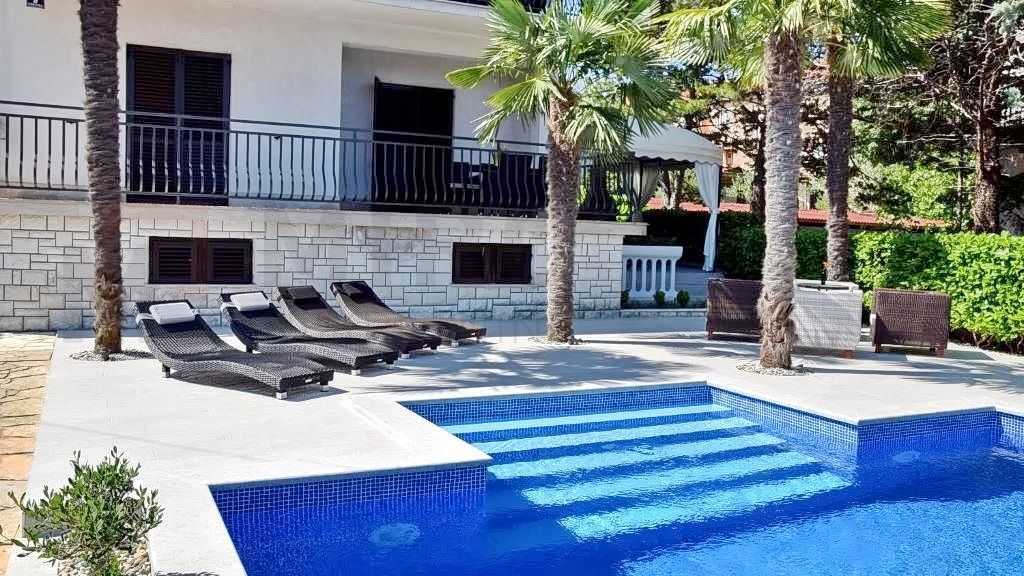 Malinska, hiša z dvema ločenima apartmajema, bazenom in razgledom!