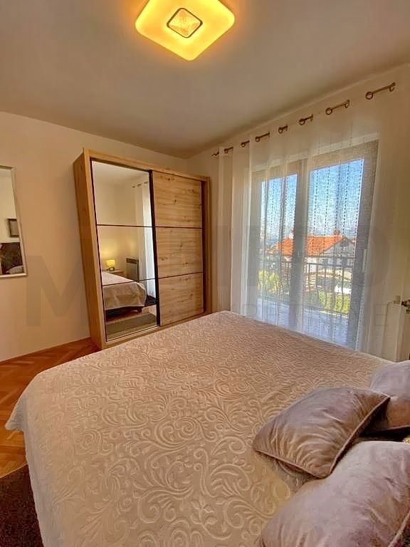 Malinska, hiša z dvema ločenima apartmajema, bazenom in razgledom!