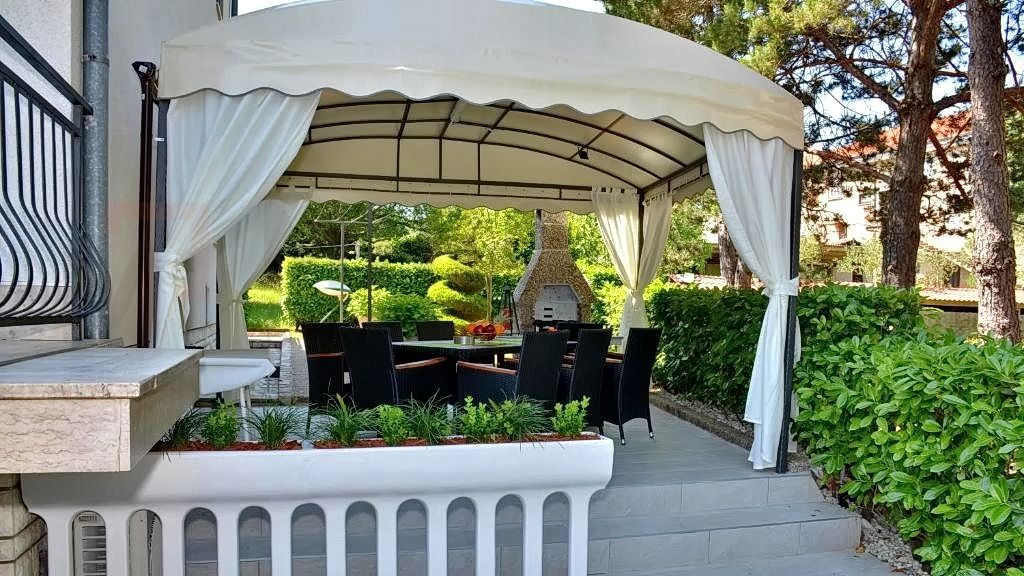 Malinska, hiša z dvema ločenima apartmajema, bazenom in razgledom!