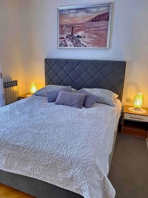 Malinska, hiša z dvema ločenima apartmajema, bazenom in razgledom!