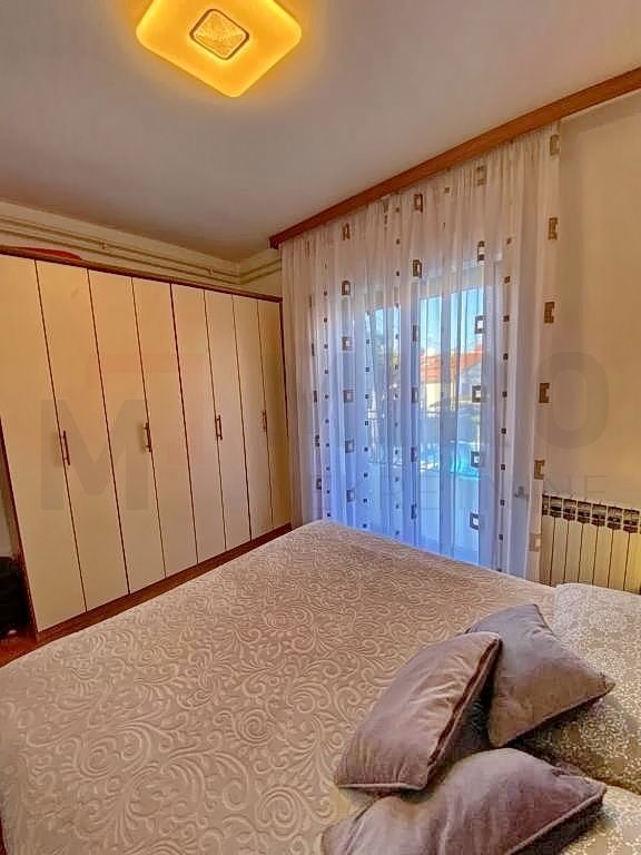 Malinska, hiša z dvema ločenima apartmajema, bazenom in razgledom!