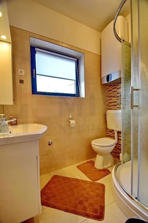 Malinska, hiša z dvema ločenima apartmajema, bazenom in razgledom!