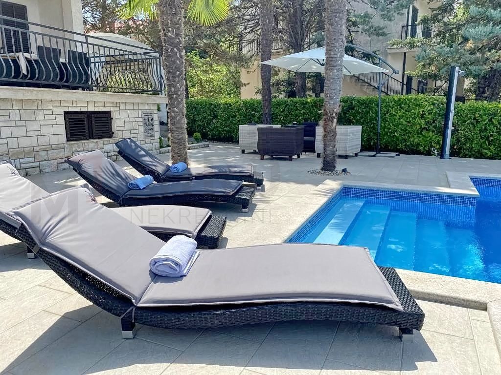 Malinska, hiša z dvema ločenima apartmajema, bazenom in razgledom!