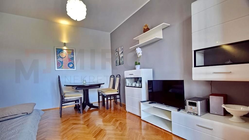 Malinska, hiša z dvema ločenima apartmajema, bazenom in razgledom!